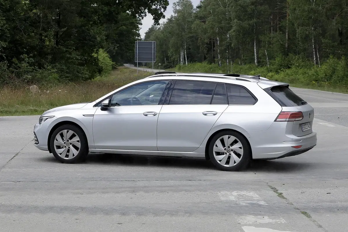 Volkswagen Golf 8: station wagon e All-Track pronte al debutto [Foto spia] (9)