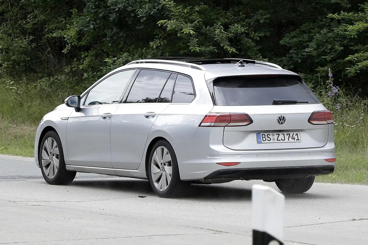 Volkswagen Golf 8: station wagon e All-Track pronte al debutto [Foto spia] (13)