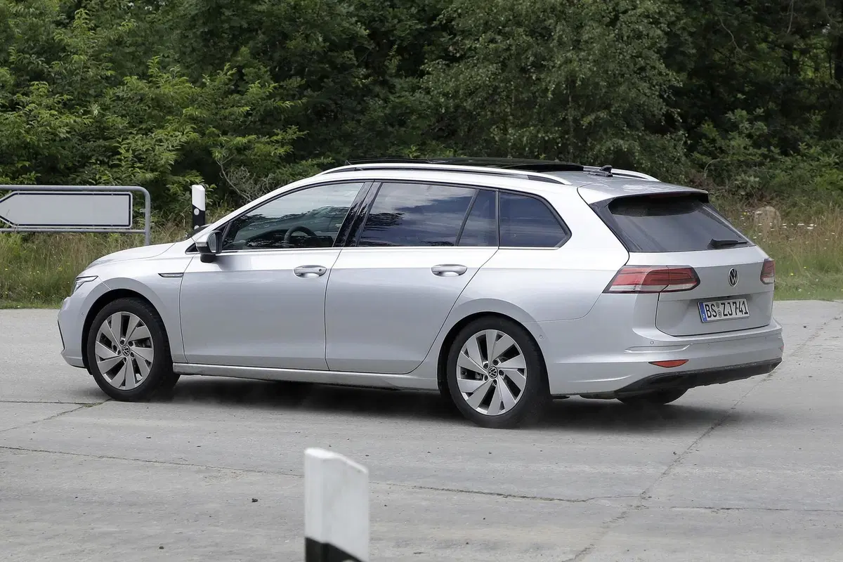 Volkswagen Golf 8: station wagon e All-Track pronte al debutto [Foto spia] (10)