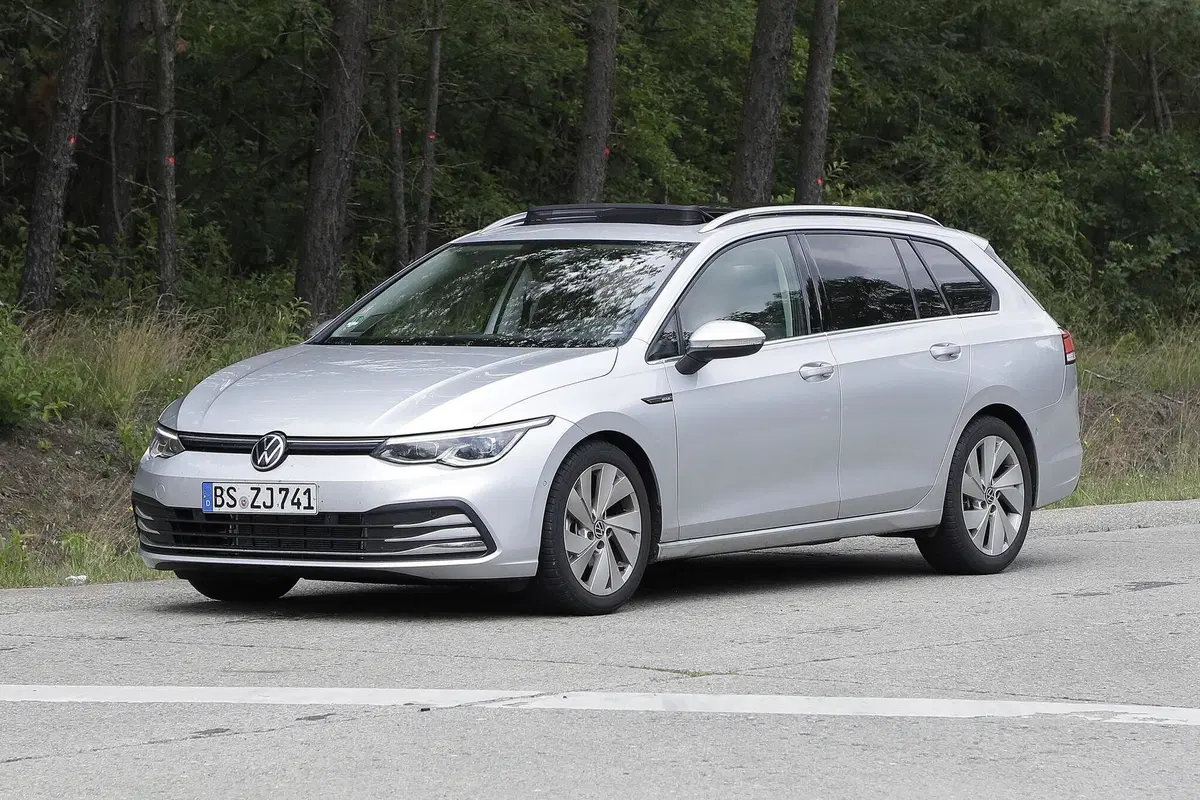 Volkswagen Golf 8: station wagon e All-Track pronte al debutto [Foto spia] (4)