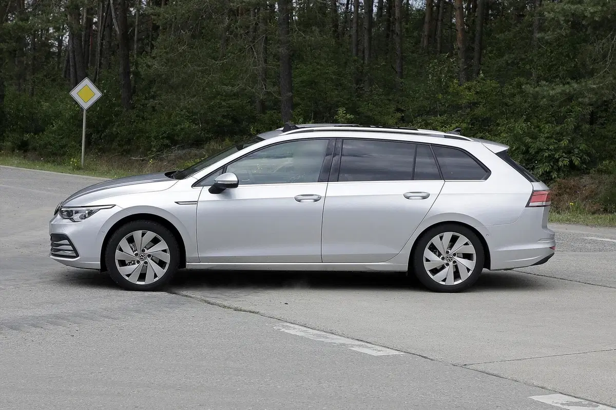 Volkswagen Golf 8: station wagon e All-Track pronte al debutto [Foto spia] (8)