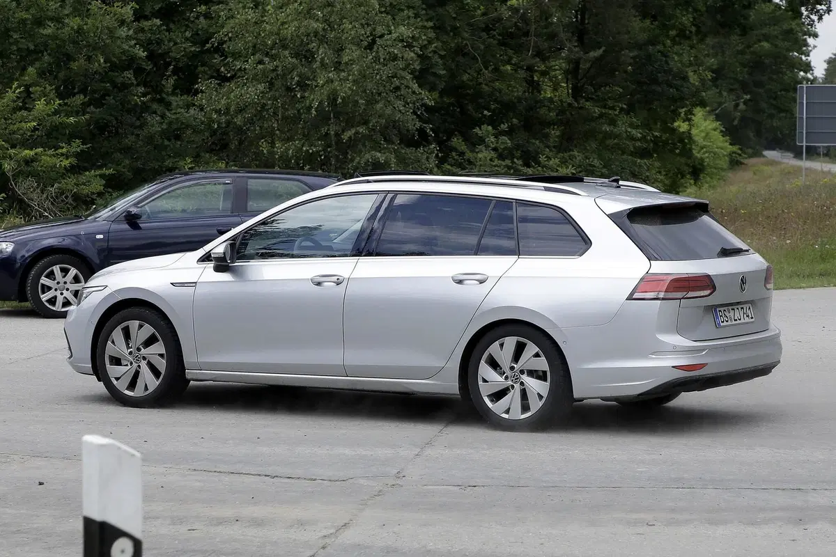 Volkswagen Golf 8: station wagon e All-Track pronte al debutto [Foto spia] (11)