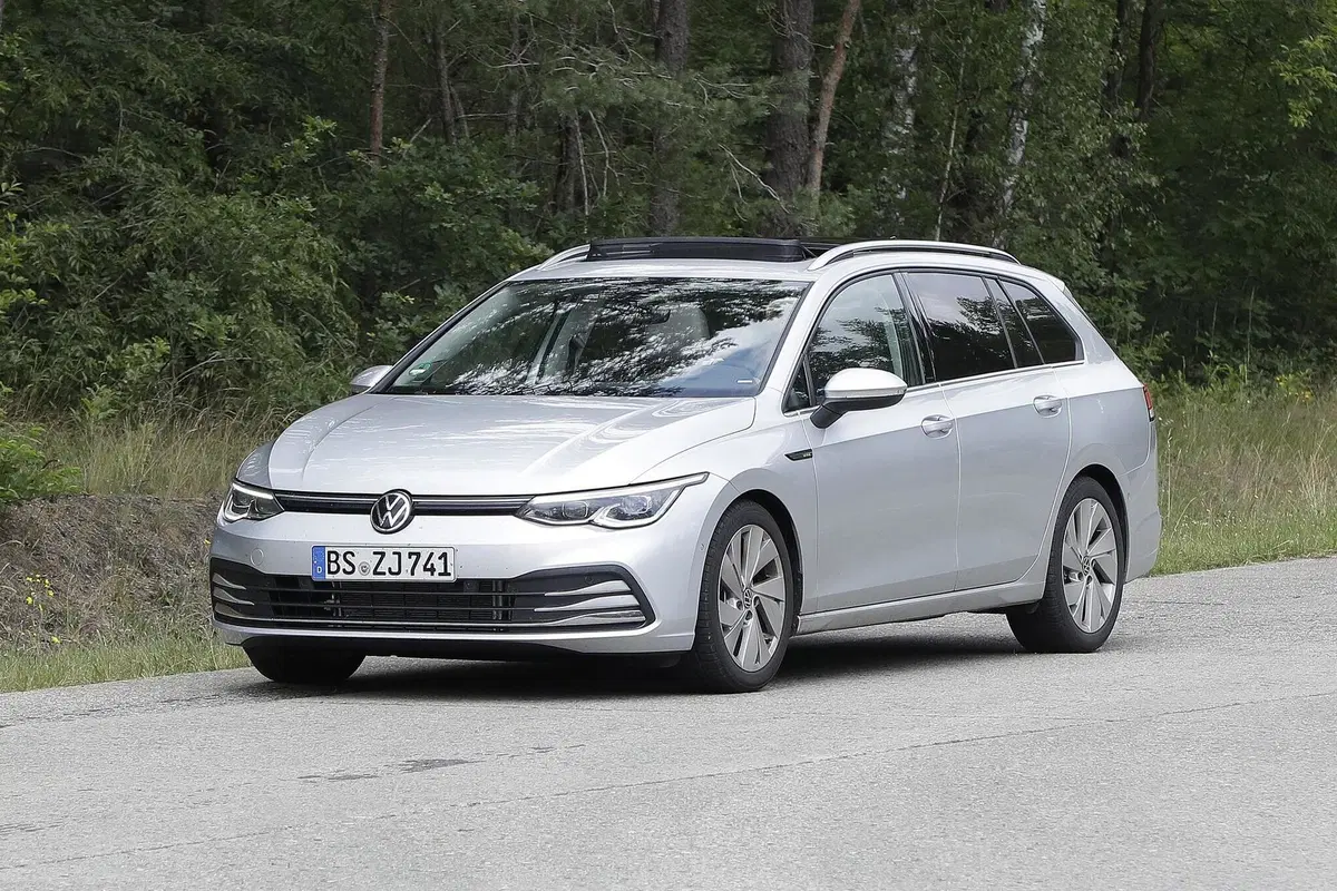 Volkswagen Golf 8: station wagon e All-Track pronte al debutto [Foto spia] (3)