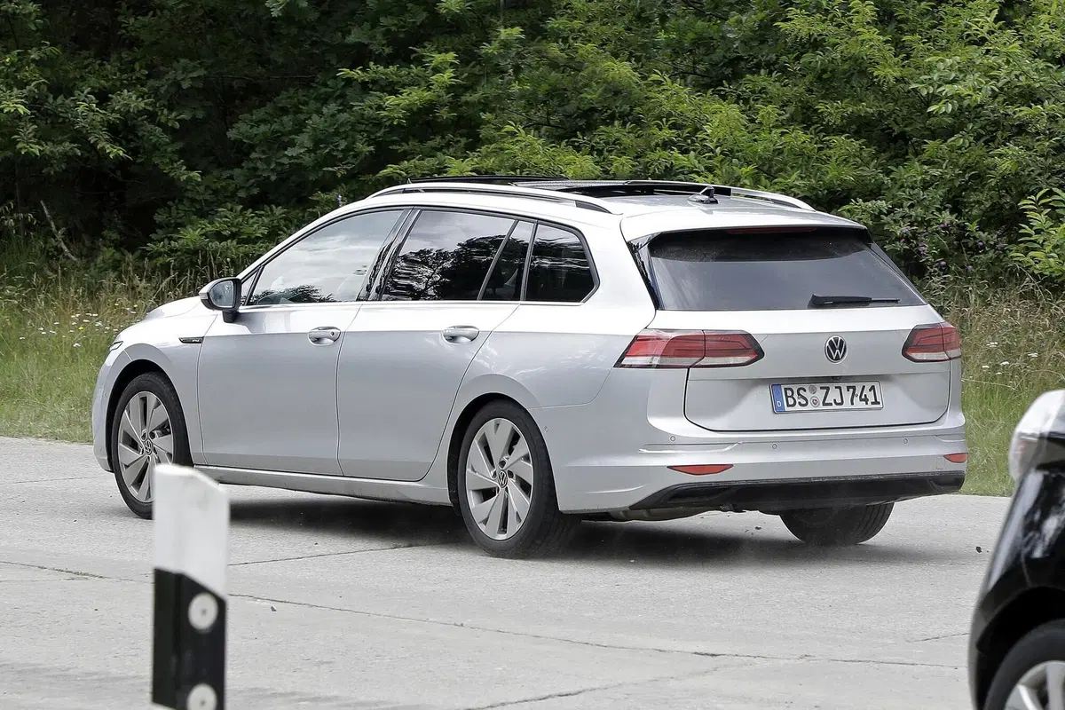 Volkswagen Golf 8: station wagon e All-Track pronte al debutto [Foto spia] (12)