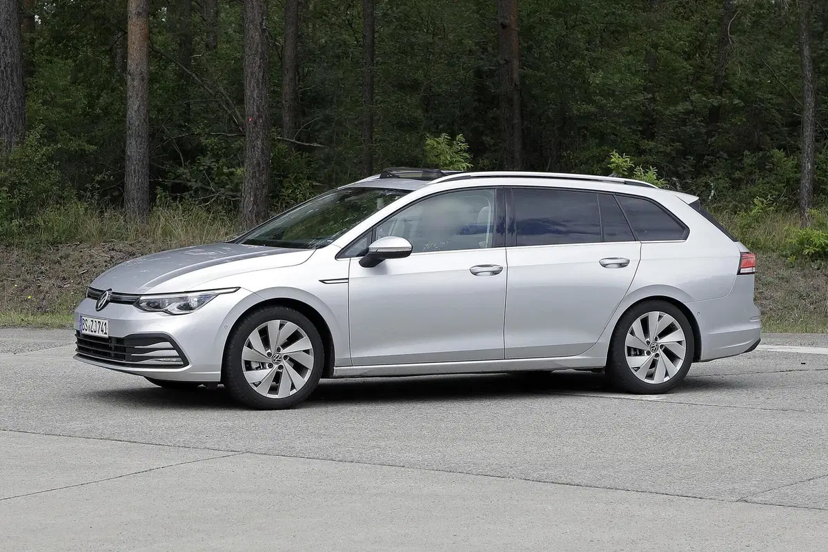 Volkswagen Golf 8: station wagon e All-Track pronte al debutto [Foto spia] (7)