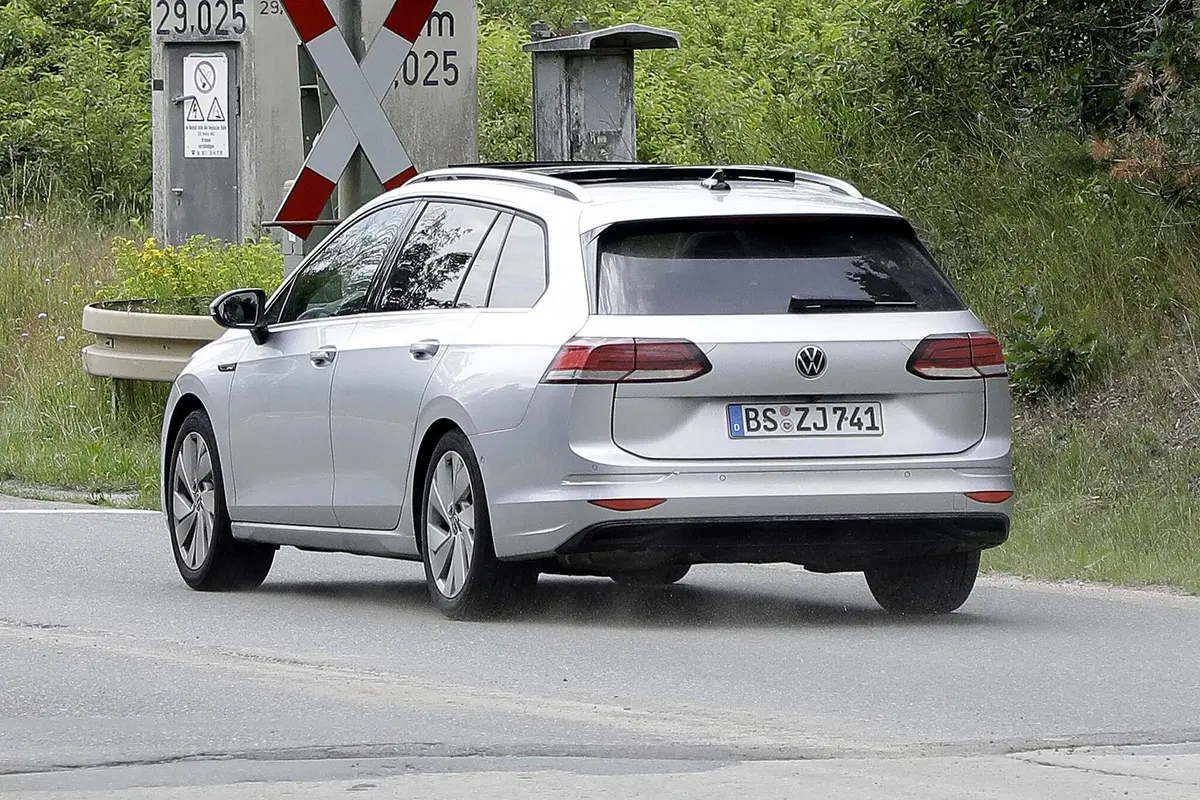 Volkswagen Golf 8: station wagon e All-Track pronte al debutto [Foto spia] (14)