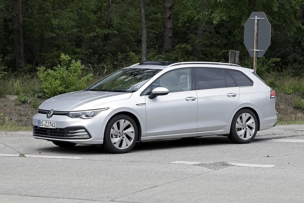 Volkswagen Golf 8: station wagon e All-Track pronte al debutto [Foto spia] (6)