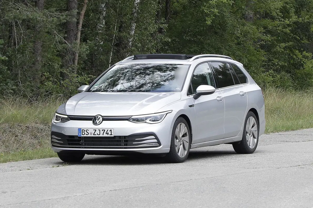 Volkswagen Golf 8: station wagon e All-Track pronte al debutto [Foto spia] (2)