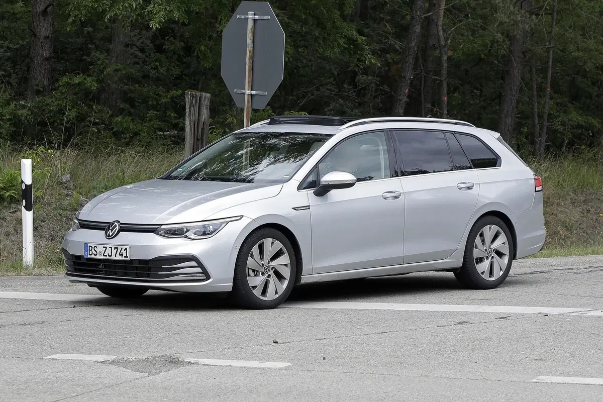 Volkswagen Golf 8: station wagon e All-Track pronte al debutto [Foto spia] (5)
