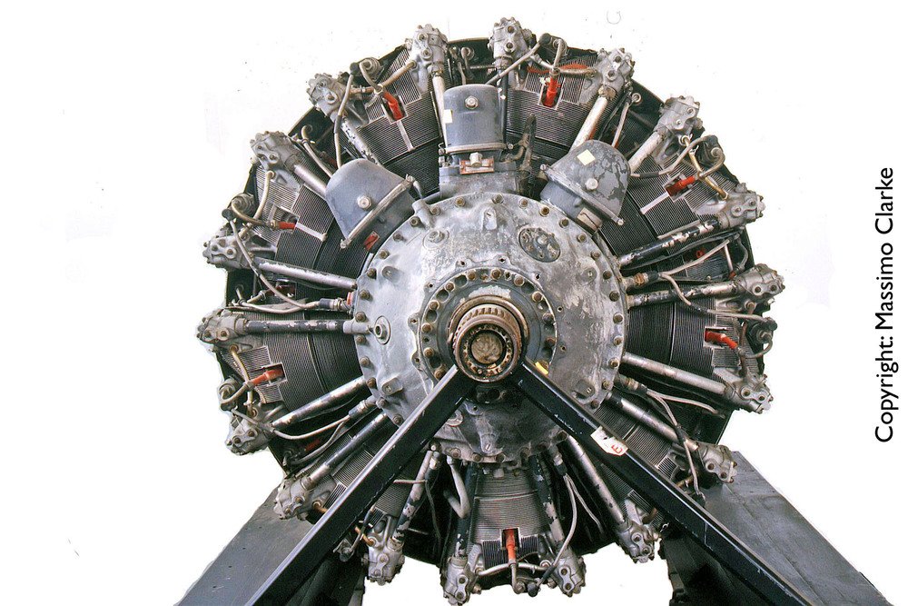 In fatto di cilindrata unitaria i grossi motori d&rsquo;aviazione degli anni Quaranta non scherzavano affatto. In questo Pratt &amp; Whitney a doppia stella di 45,9 litri ognuno dei 18 cilindri aveva una capacit&agrave; di 2550 cm3 - Copyright Massimo Clarke