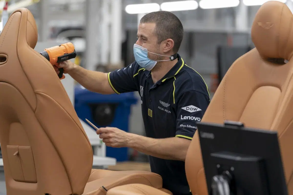Aston Martin: prodotta la prima DBX (5)