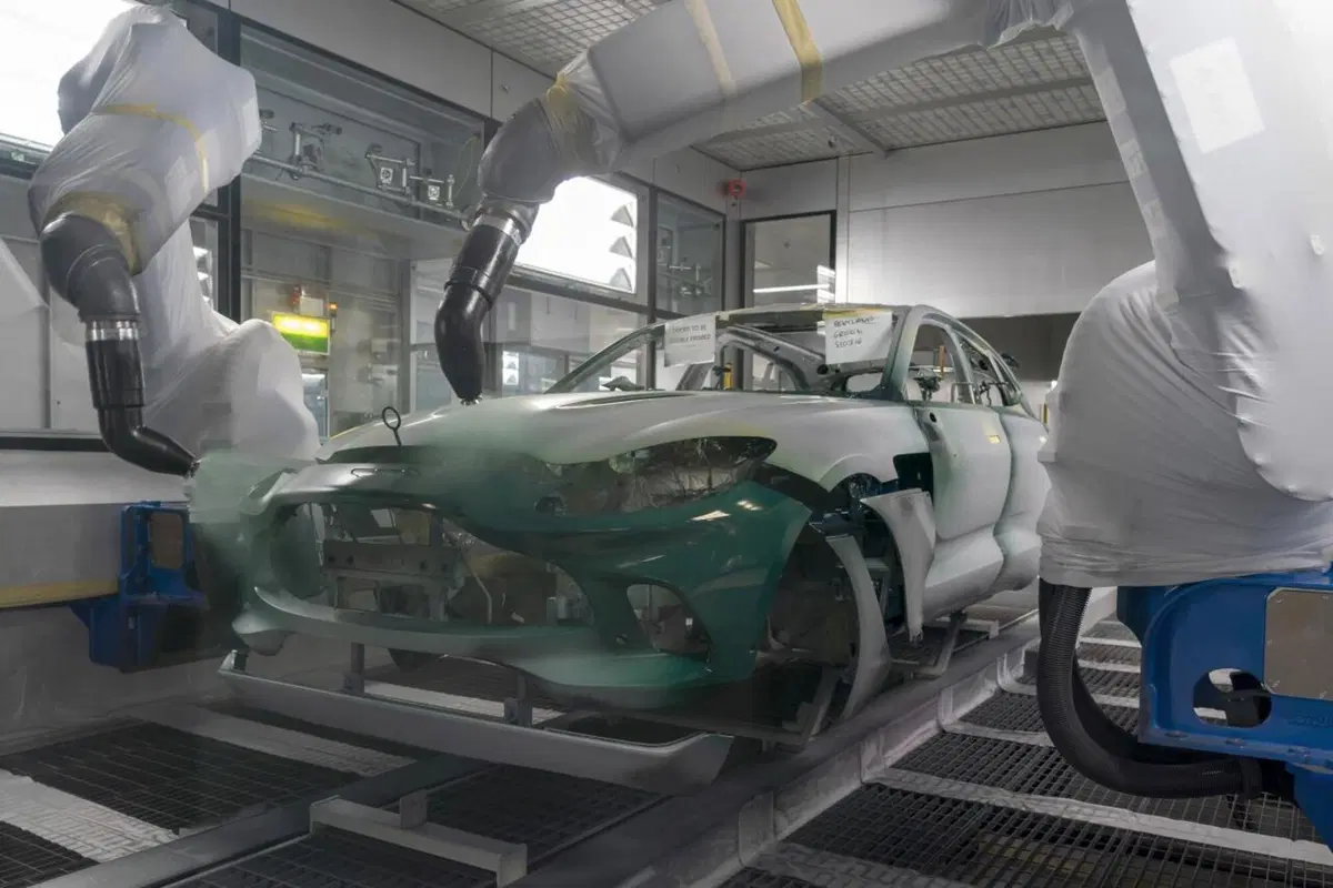Aston Martin: prodotta la prima DBX (3)
