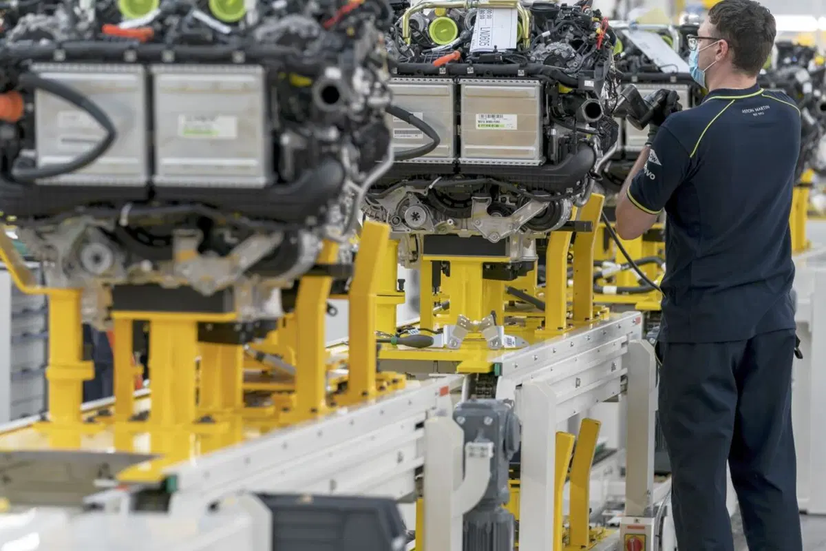 Aston Martin: prodotta la prima DBX (6)