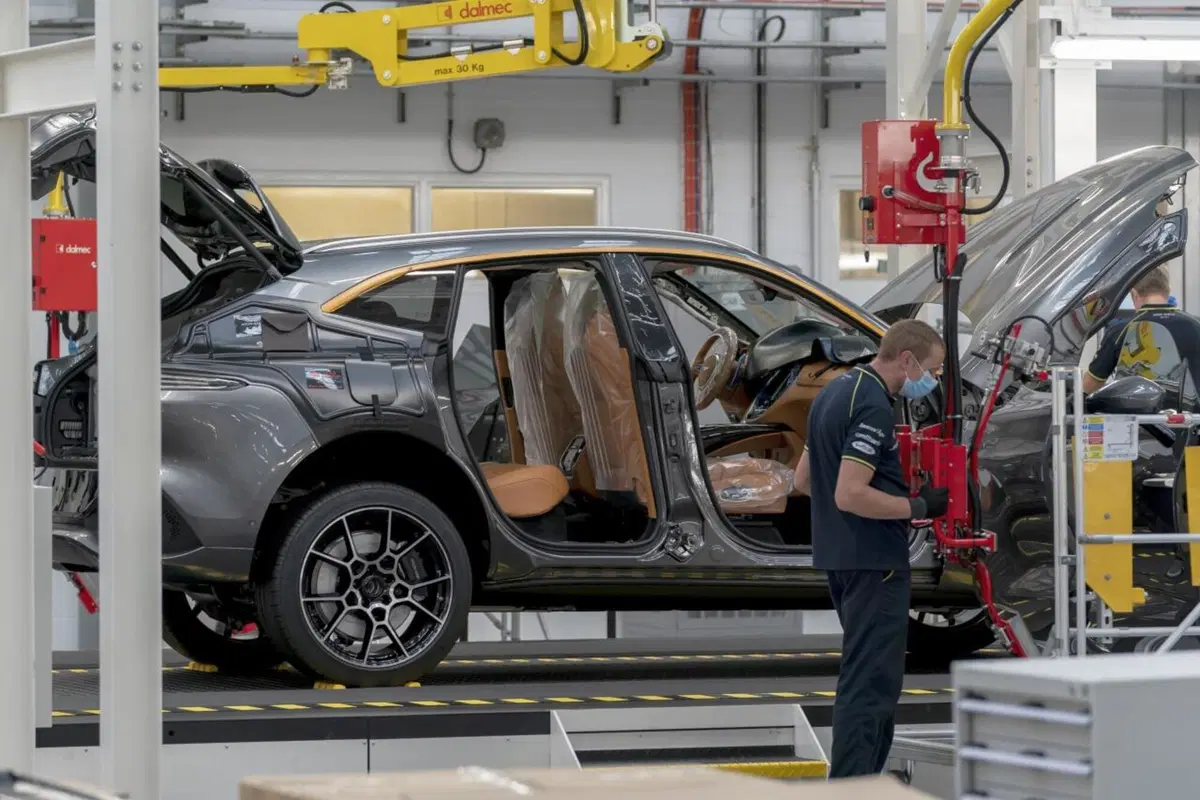 Aston Martin: prodotta la prima DBX (7)
