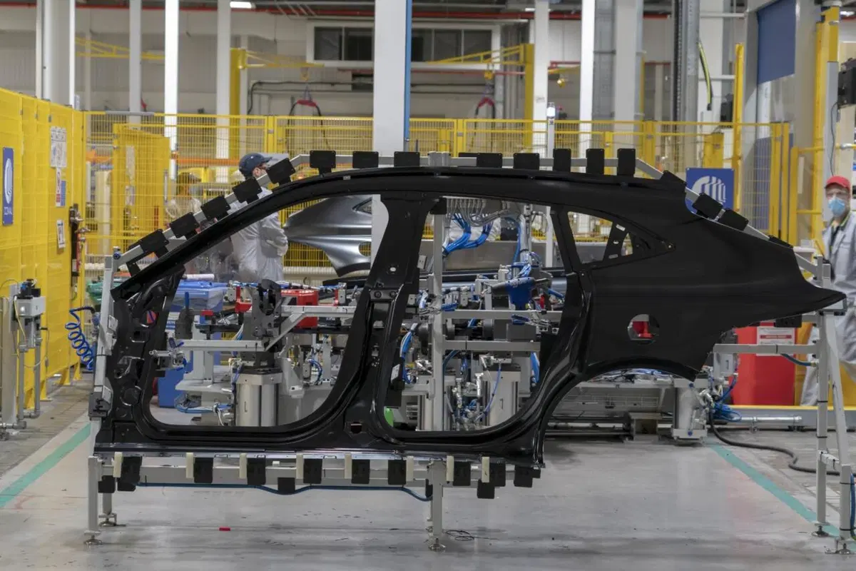 Aston Martin: prodotta la prima DBX (8)