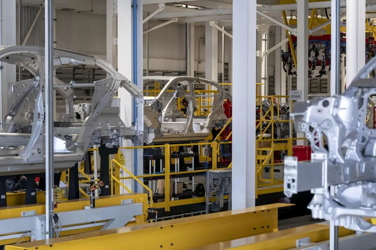Aston Martin: prodotta la prima DBX (9)