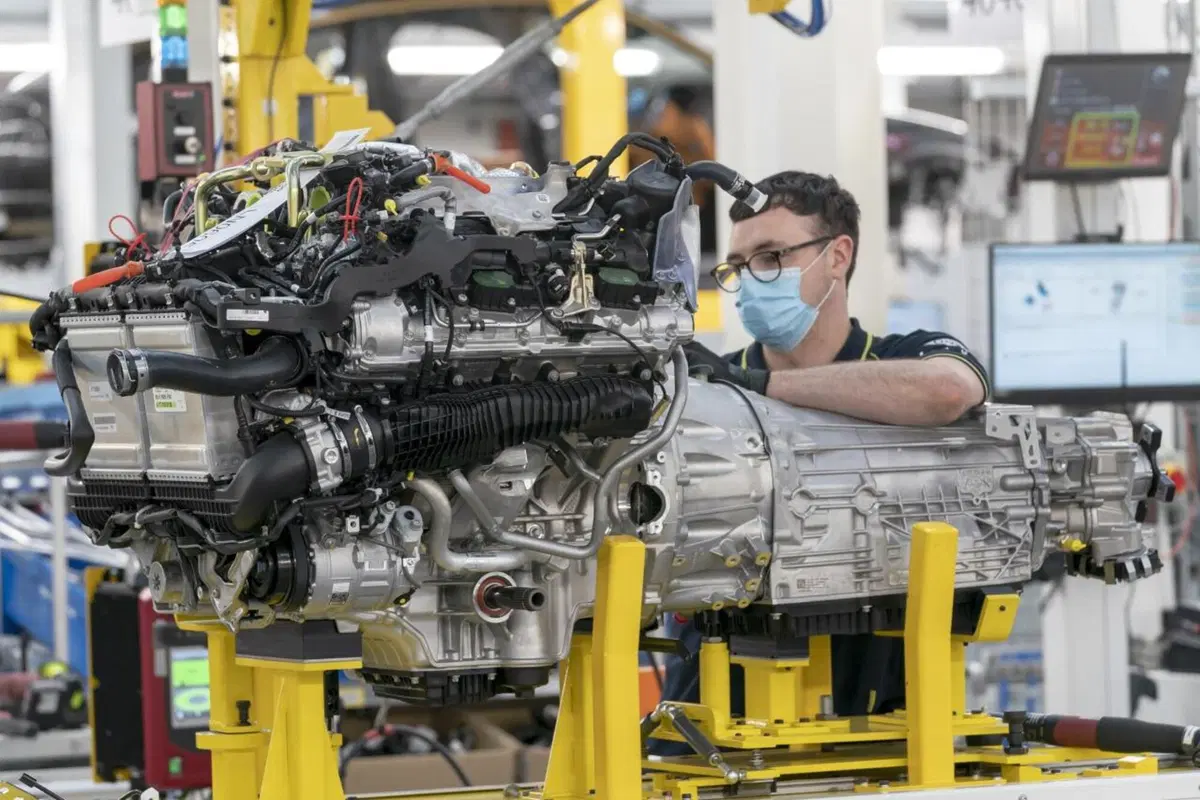 Aston Martin: prodotta la prima DBX (10)