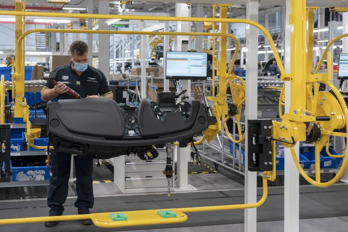 Aston Martin: prodotta la prima DBX (11)