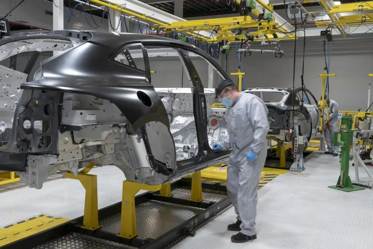 Aston Martin: prodotta la prima DBX (12)