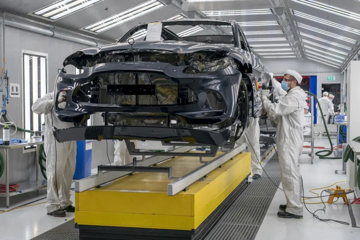 Aston Martin: prodotta la prima DBX (4)