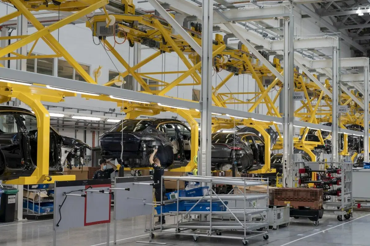 Aston Martin: prodotta la prima DBX (13)
