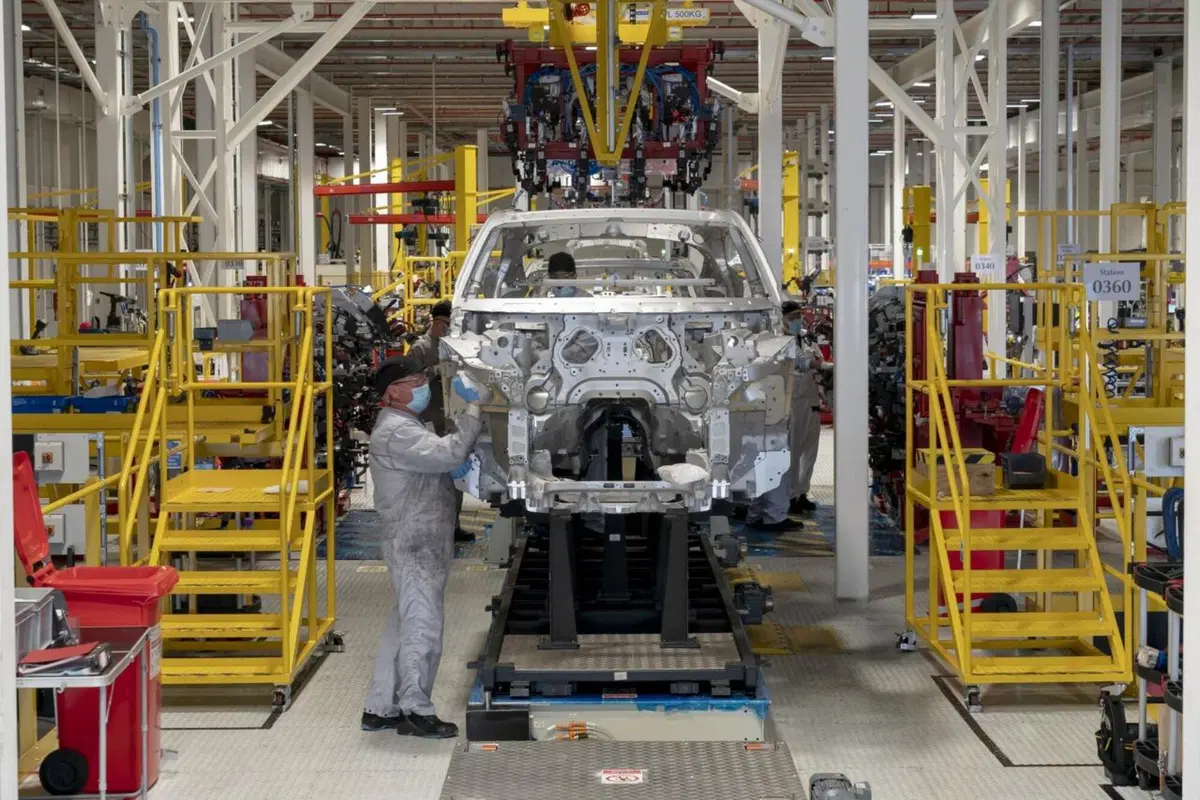 Aston Martin: prodotta la prima DBX (14)