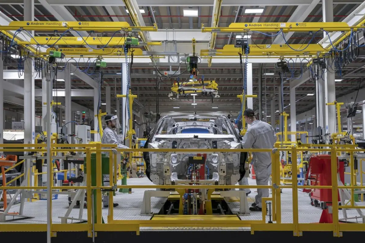 Aston Martin: prodotta la prima DBX (15)