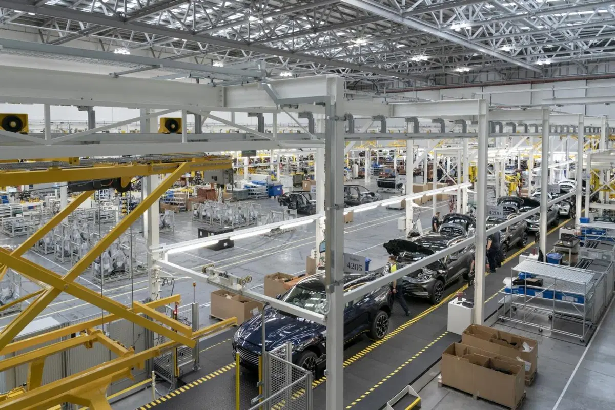Aston Martin: prodotta la prima DBX (16)