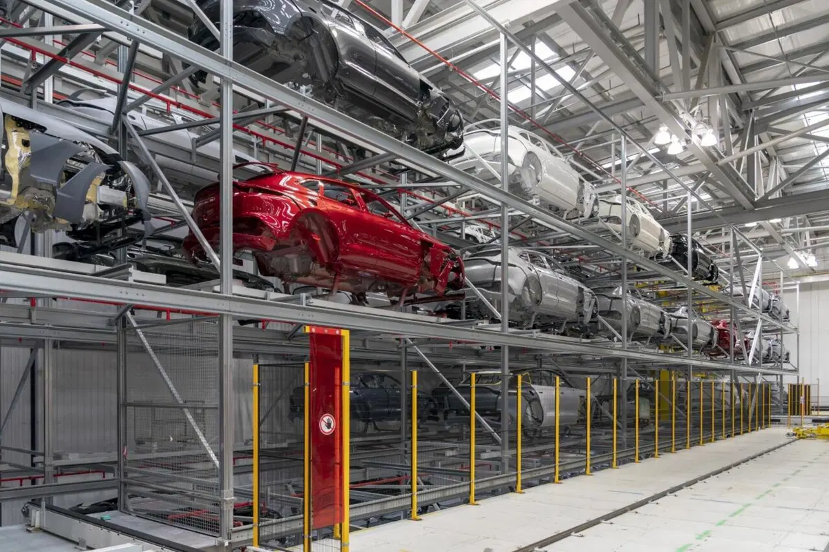 Aston Martin: prodotta la prima DBX (17)