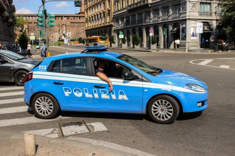 Fare i delinquenti con le auto? In Italia si riesce bene: salonista irreperibile dopo 5 anni di reati e 200K di multe