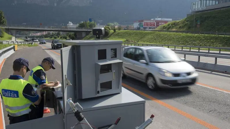 Svizzera: beccato dall'autovelox torna indietro e gli lancia una bomba contro