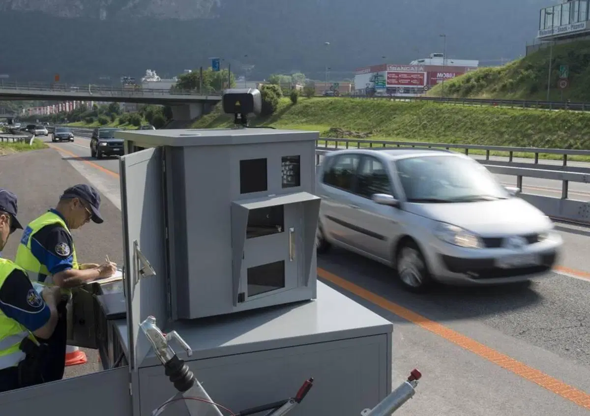 Svizzera: beccato dall'autovelox torna indietro e gli lancia una bomba contro