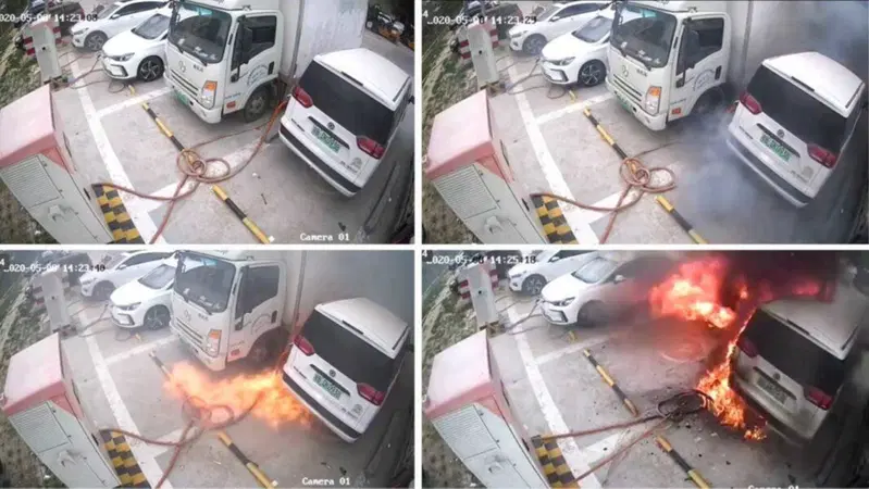 Auto elettrica (cinese) in ricarica prende fuoco: fiamme dalle batterie e incendio per mezzi vicini [video]
