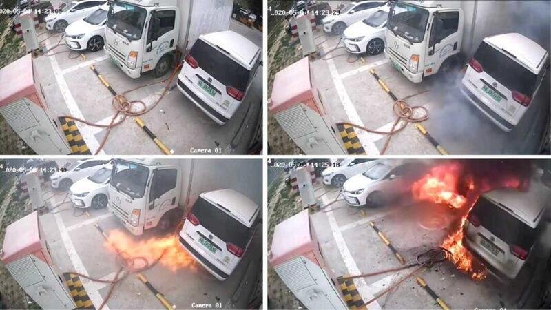 Auto elettrica (cinese) in ricarica prende fuoco: fiamme dalle batterie e incendio per mezzi vicini [video]