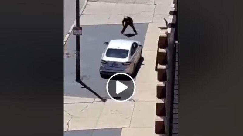 Uomo alterato lancia sassi contro auto in strada: pazzoide sclera e lo investe [video]