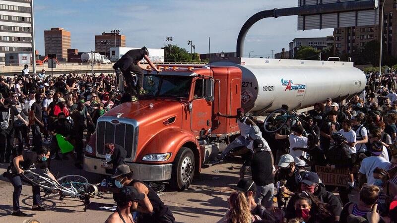 Camion auto-cisterna passa tra le proteste americane: assalti, feriti e arresti [video Minneapolis]