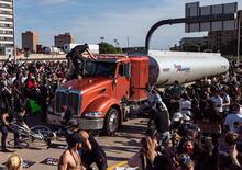 Camion auto-cisterna passa tra le proteste americane: assalti, feriti e arresti [video Minneapolis]