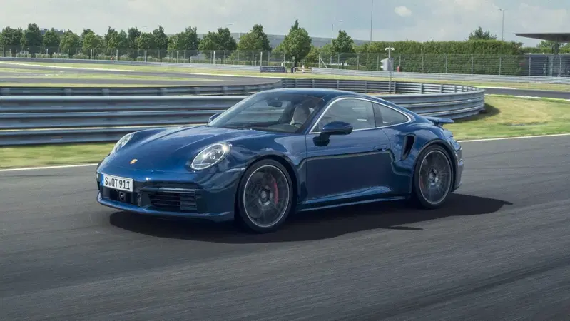 Nuova Porsche 911 Turbo: belva "addomesticata" da 580 CV