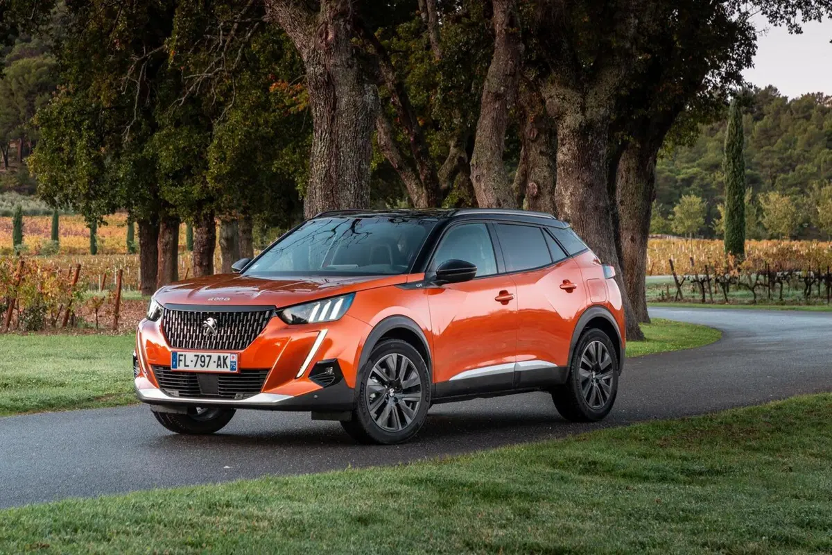 Peugeot 2008 Orange Fusion: tinta anni '60 (3)