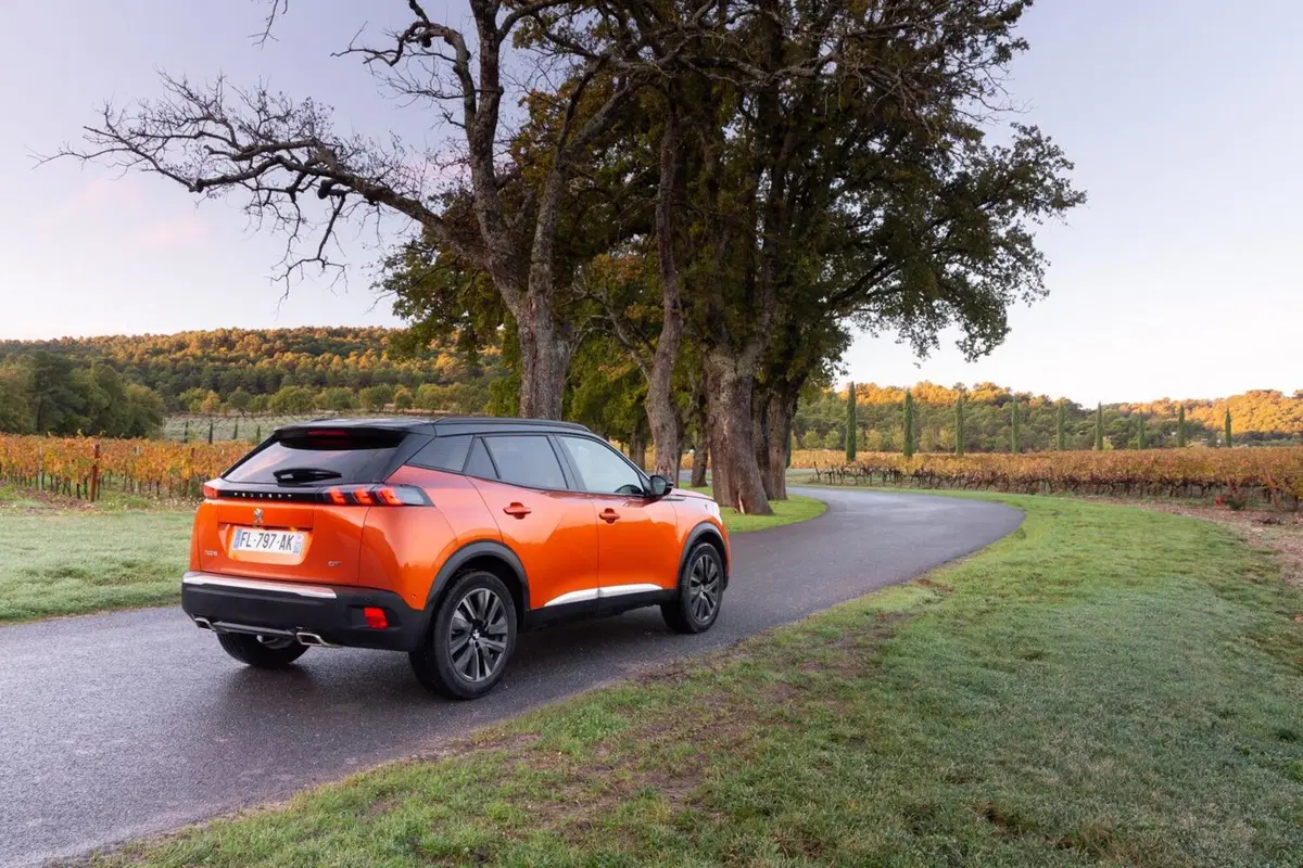 Peugeot 2008 Orange Fusion: tinta anni '60 (2)