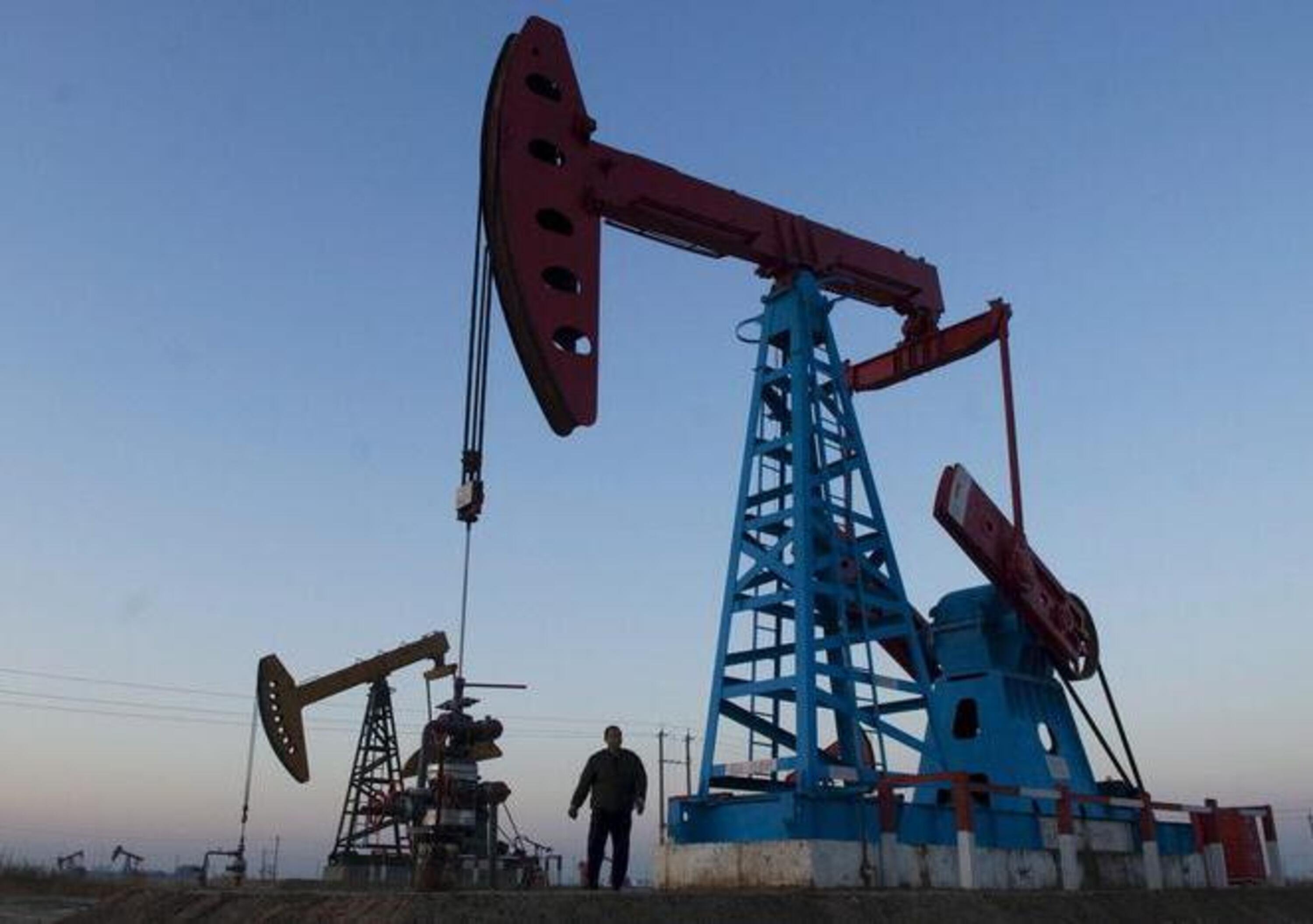 Corre il petrolio: supera i 50$ al barile