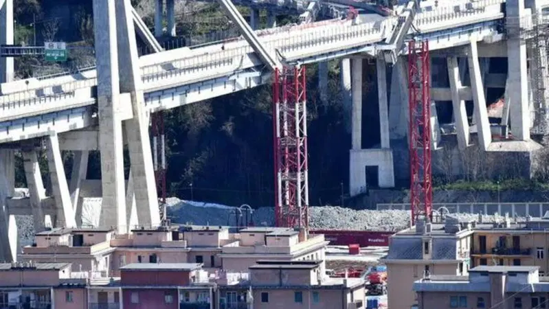 Genova, sul ponte fatto in fretta (e a quanto pare non a norma) si andr&agrave; piano: limite di 70 km/h
