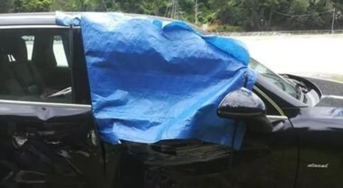 Caduta massi sulla Porsche: danni ingenti, ma occupanti illesi [FOTO]