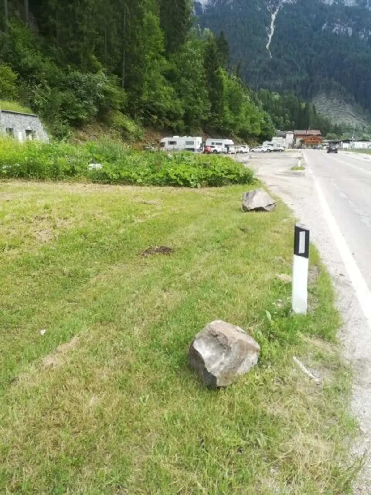 Caduta massi sulla Porsche: danni ingenti, ma occupanti illesi [FOTO] (3)