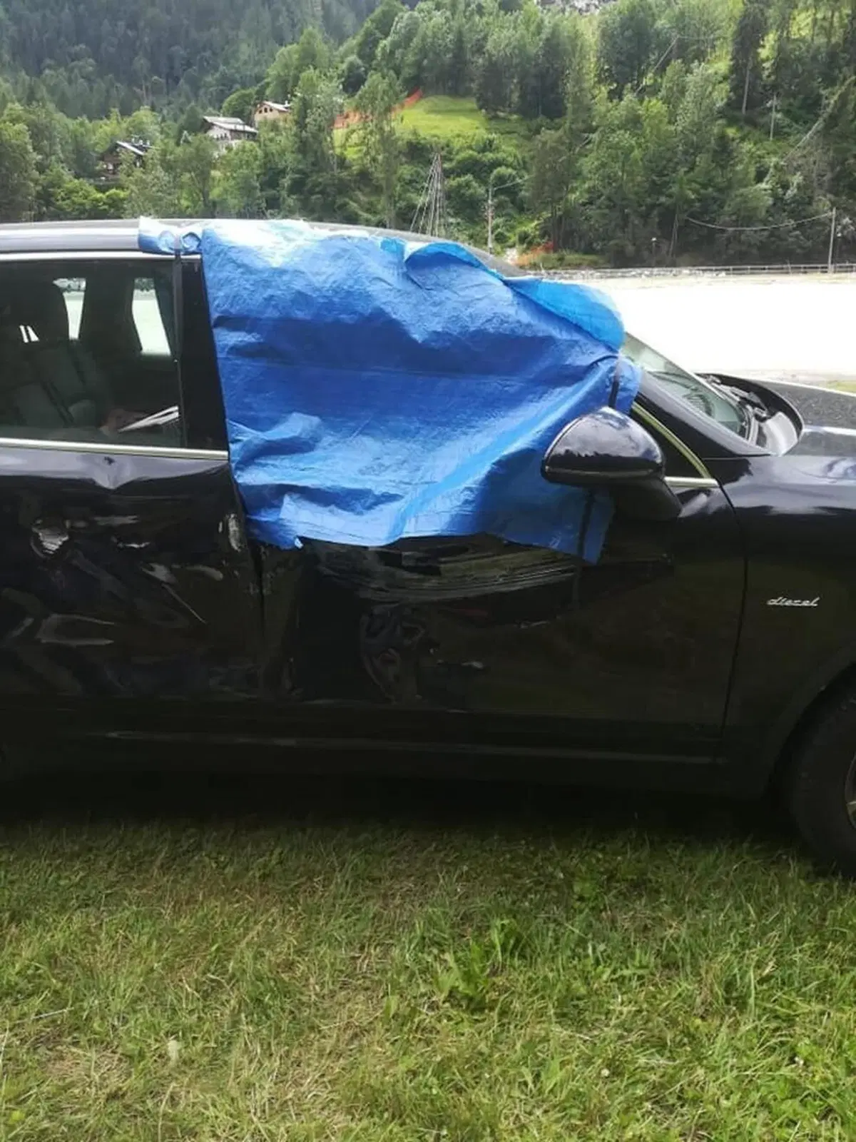 Caduta massi sulla Porsche: danni ingenti, ma occupanti illesi [FOTO] (4)
