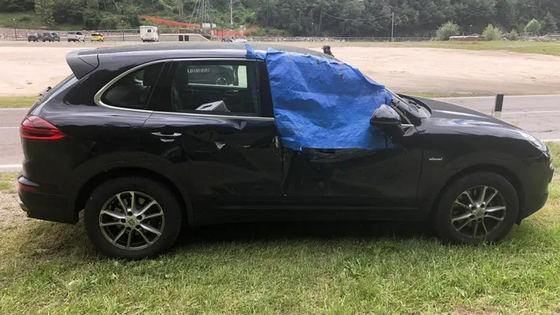 Caduta massi sulla Porsche: danni ingenti, ma occupanti illesi [FOTO]