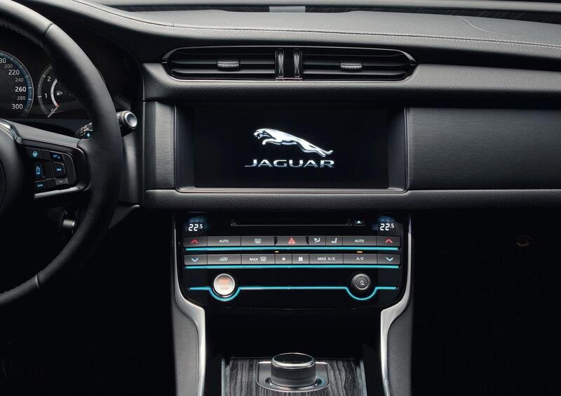 Jaguar XF (2015-->>) (42)