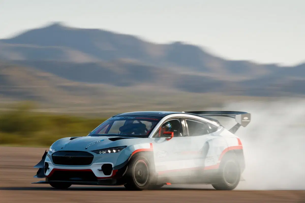 La Mustang che fuma pure senza motore termico …e drifta che Tesla scansati [VIDEO TOP]