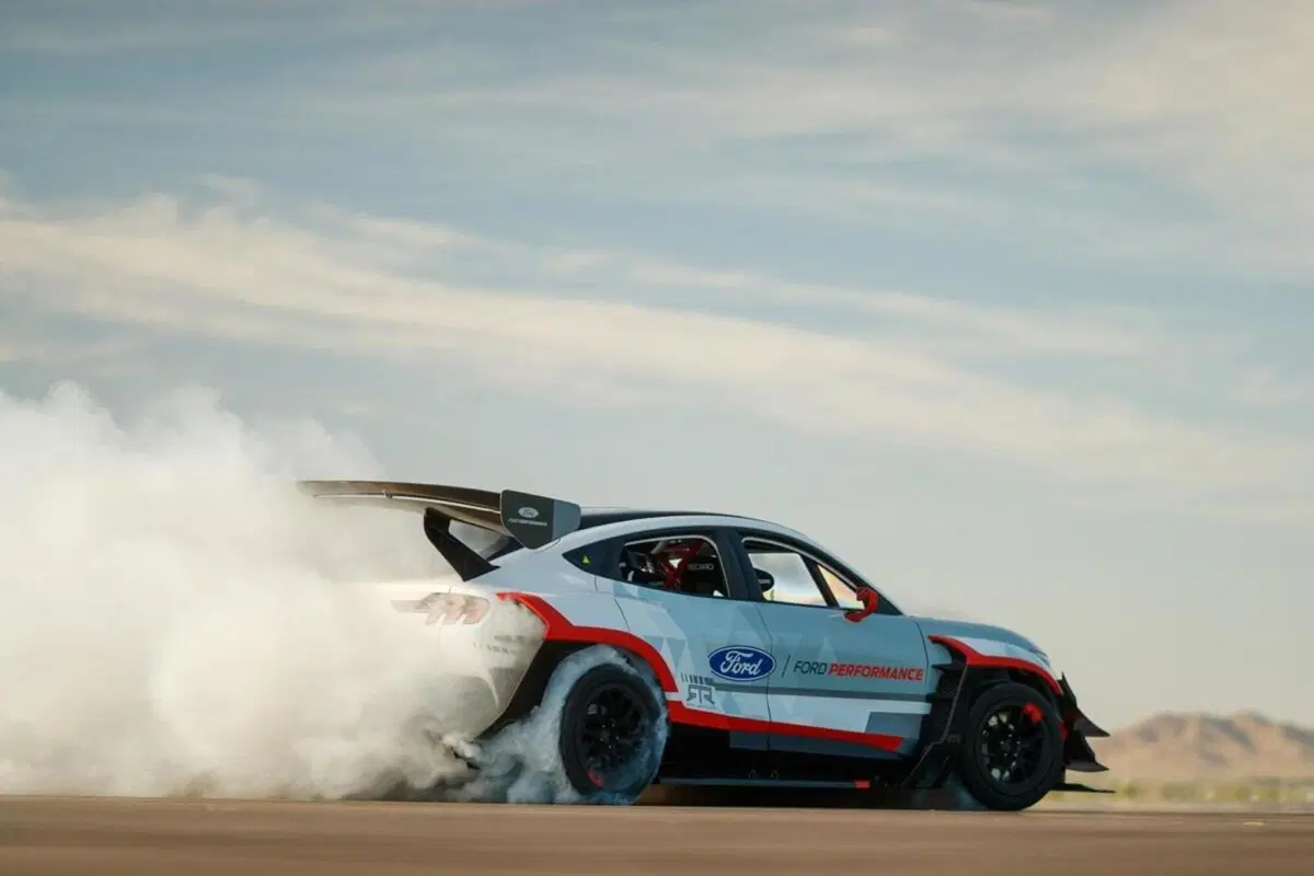 La Mustang che fuma pure senza motore termico …e drifta che Tesla scansati [VIDEO TOP] (2)