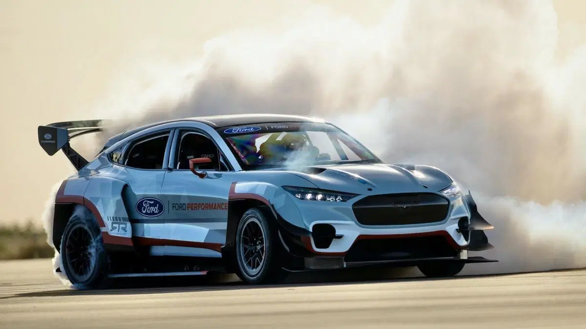 La Mustang che fuma pure senza motore termico …e drifta che Tesla scansati [VIDEO TOP] (3)